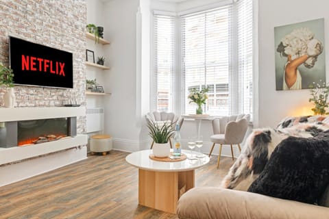 Communal lounge/ TV room, Living room, Evening entertainment