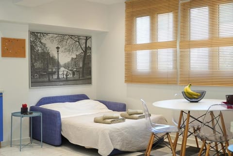 Bed, Living room, Photo of the whole room, Seating area, Dining area