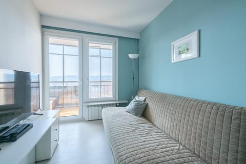 Bed, TV and multimedia, Living room, Seating area