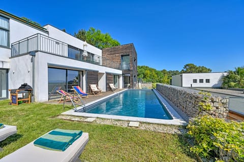 Property building, Patio, Garden, Swimming pool, sunbed