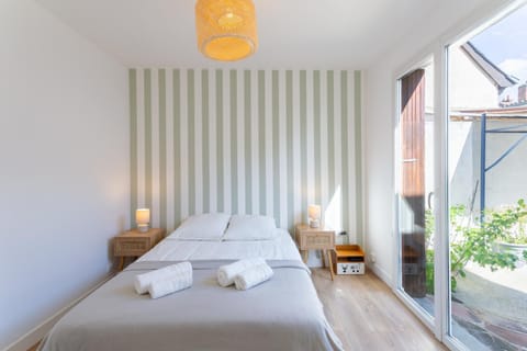 Bed, Photo of the whole room, Bedroom, towels