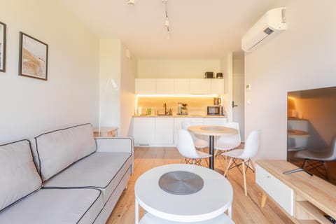 Kitchen or kitchenette, Living room, Seating area, Dining area