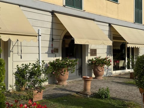 Property building, Facade/entrance, Garden