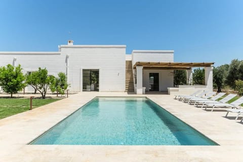 Property building, Patio, Garden, Garden view, Pool view, Swimming pool, sunbed