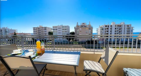 Apt Golfe-Juan à 300 m de la plage et près de Cannes 2, Centre et Gare Apartment in Antibes