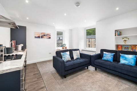 TV and multimedia, Kitchen or kitchenette, Living room, Seating area, Dining area