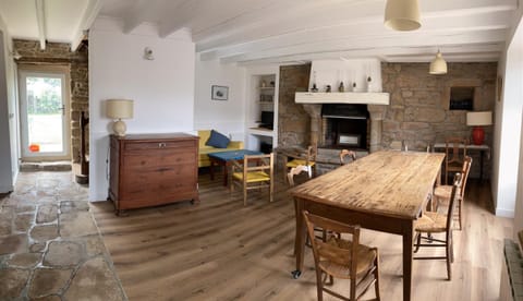 TV and multimedia, Living room, Seating area, Dining area