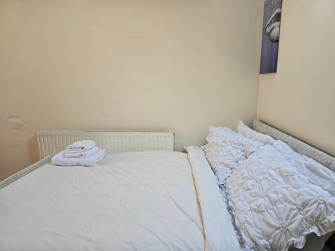 Realwood Homes- Birrell Road Bed and Breakfast in Nottingham