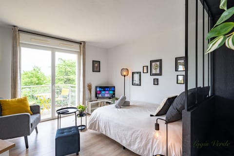Bed, Natural landscape, TV and multimedia, View (from property/room), Balcony/Terrace, Living room, Photo of the whole room, Decorative detail, Area and facilities, flat iron, furniture, heating, internet, towels