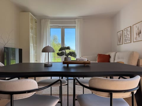 TV and multimedia, Living room, Seating area, Dining area