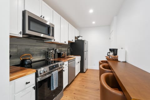 Coffee/tea facilities, Kitchen or kitchenette, Dining area