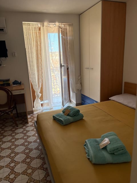 Bed, Bedroom, towels