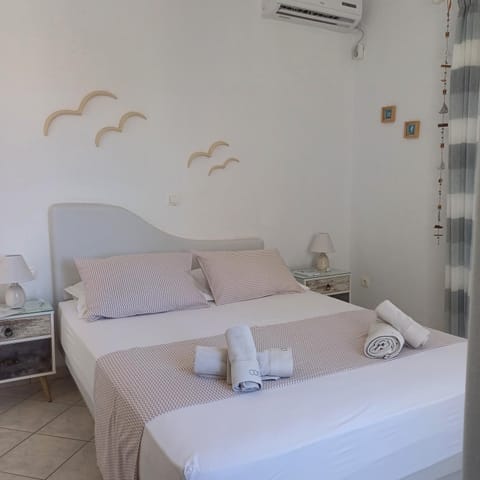 Bed, Photo of the whole room, Bedroom, air conditioner