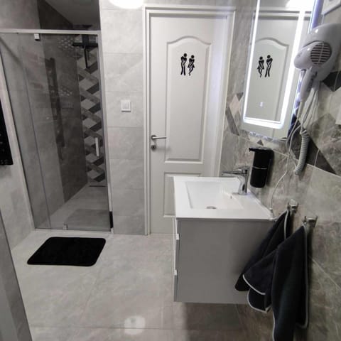Shower, Bathroom, towels