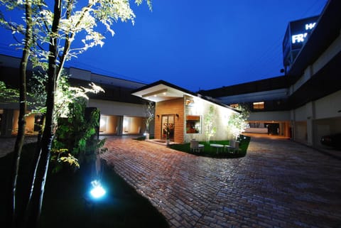 Property building, Facade/entrance, Garden, Garden, Garden view, Garden view, Sunset