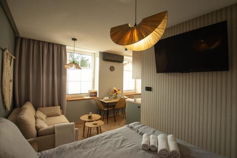 Communal lounge/ TV room, Bed, TV and multimedia, Photo of the whole room, Seating area, Evening entertainment, Bedroom