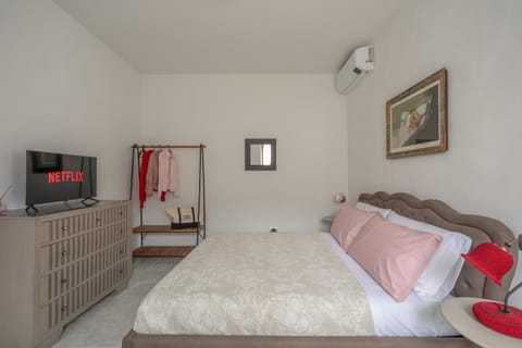 Bed, TV and multimedia, Decorative detail, Bedroom, heating, internet, air conditioner