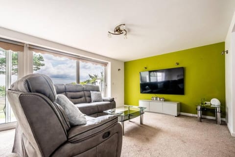 Ocean views, peace and quiet in this homely flat Apartment in Dawlish