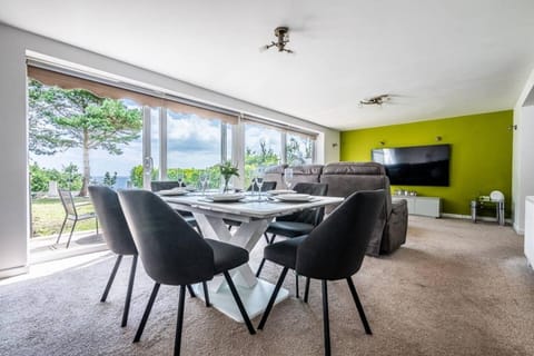 Ocean views, peace and quiet in this homely flat Apartment in Dawlish