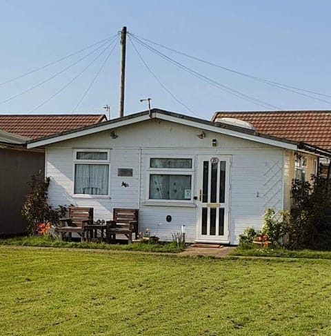 Animal friendly Sea 2 mins away Chalet in Mablethorpe
