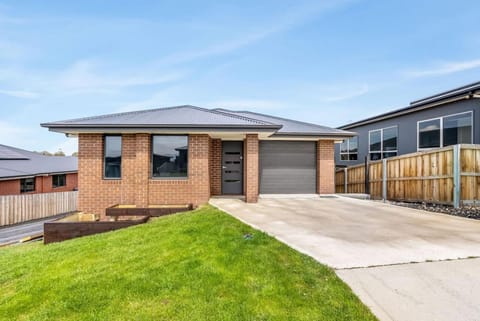 New and Stylish Home in Peaceful Location Apartment in Tasmania