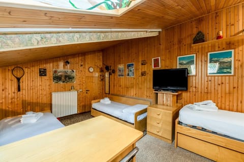 Bed, TV and multimedia, Photo of the whole room, Bedroom