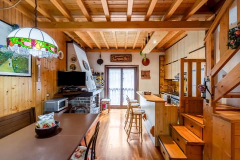 Communal lounge/ TV room, TV and multimedia, Kitchen or kitchenette, Living room, Seating area, Dining area, Evening entertainment