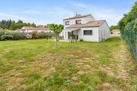 Property building, Spring, Day, Natural landscape, Garden, Garden view