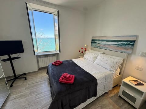 Bed, TV and multimedia, Photo of the whole room, Bedroom, Sea view