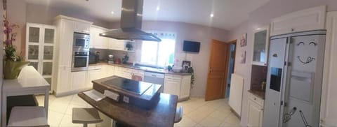 GRANDE SUITE salle de bain toilette privés Terrasse Parking prés Paris Vacation rental in Corbeil-Essonnes