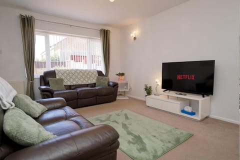Communal lounge/ TV room, TV and multimedia, Living room, Seating area