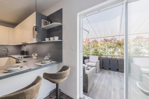 Kitchen or kitchenette, Living room, Seating area, Dining area