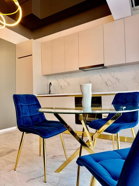 Kitchen or kitchenette, Living room, Seating area, Dining area