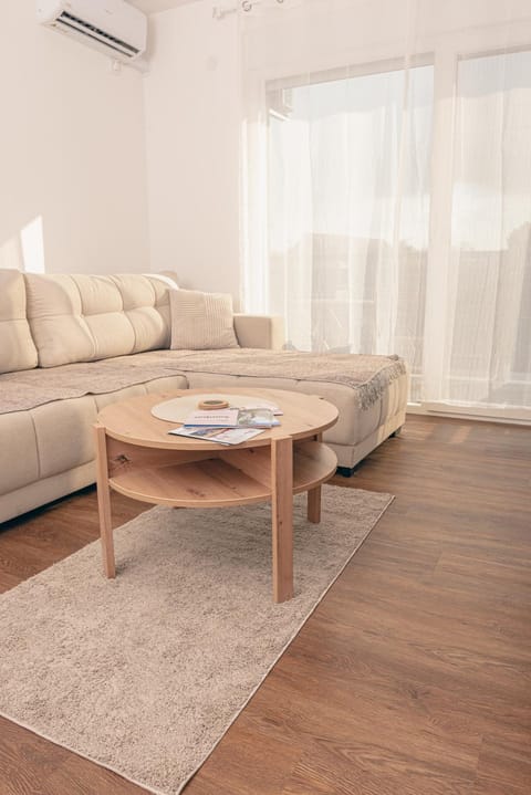 Living room, Seating area, air conditioner