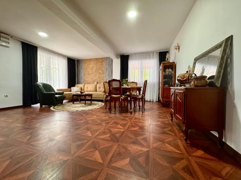 TV and multimedia, Living room, Seating area, Dining area