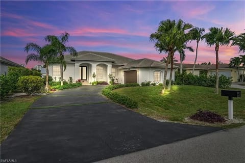 NEW LISTING! Sunshine Retreat!! House in Vanderbilt Beach