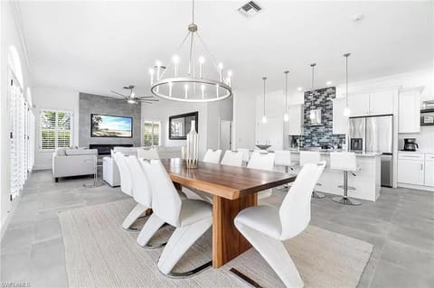 NEW LISTING! Sunshine Retreat!! House in Vanderbilt Beach