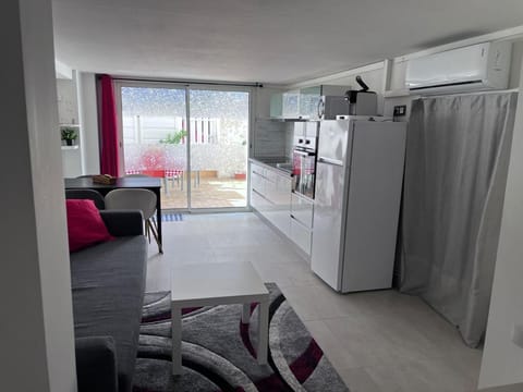 Kitchen or kitchenette, Dining area, oven, stove, air conditioner