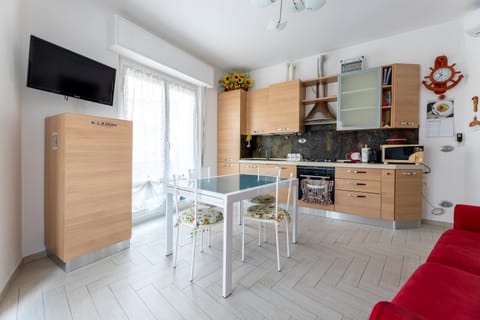 TV and multimedia, Kitchen or kitchenette, Living room, Dining area, oven, stove