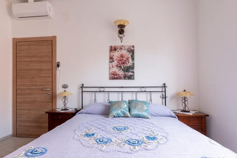 Bed, Bedroom, air conditioner