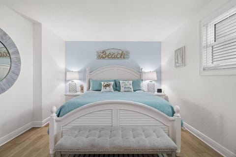 Centrally Located 3-Bed I Walk Everywhere Apartment in Clearwater Beach