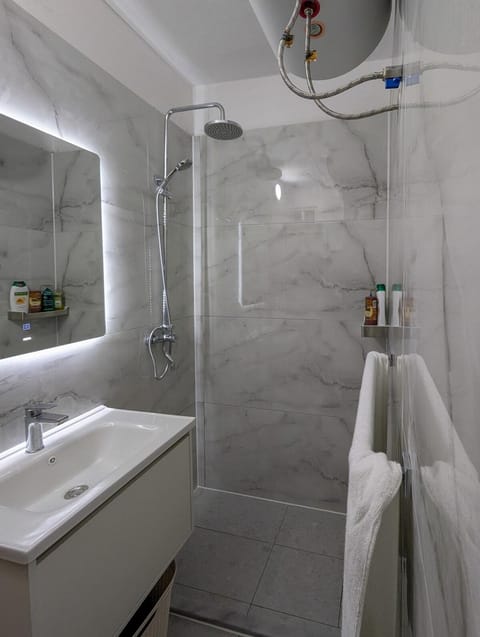 Shower, Bathroom, towels