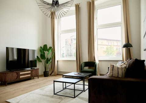 TV and multimedia, Living room, Seating area, Evening entertainment