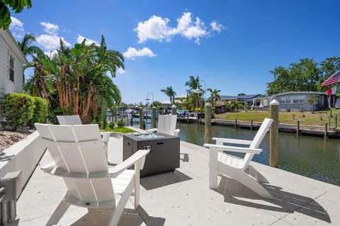 Bayside Hideaway! Private pool with water view and canal side dock! Available for Summer! House in Bayshore Gardens