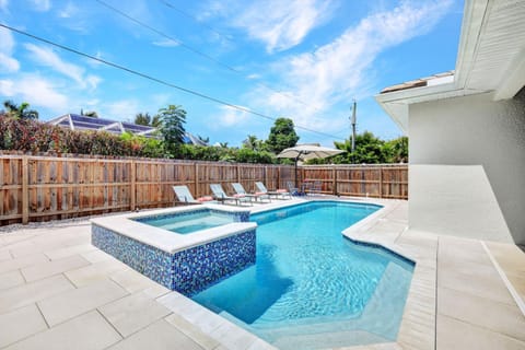 Patio, Swimming pool, sunbed