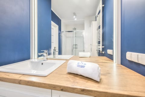 Shower, Bathroom, towels