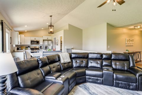 Deck and Outdoor Dining Family Getaway in Dry Ridge House in Ohio