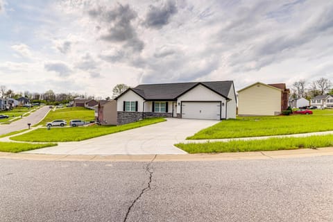 Deck and Outdoor Dining Family Getaway in Dry Ridge House in Ohio