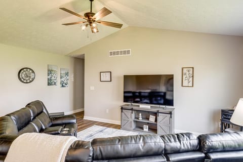 Deck and Outdoor Dining Family Getaway in Dry Ridge House in Ohio