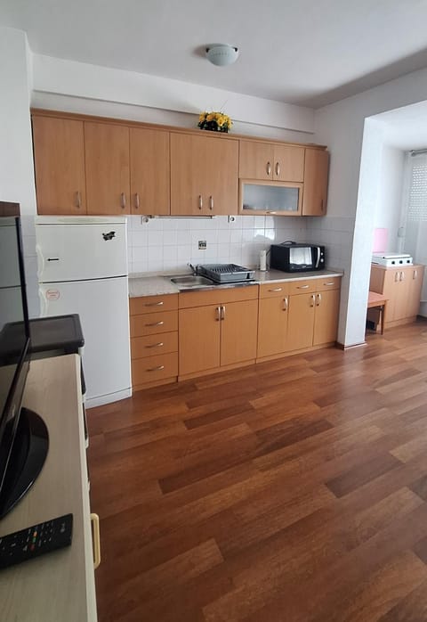 Communal lounge/ TV room, Day, TV and multimedia, Coffee/tea facilities, View (from property/room), View (from property/room), Kitchen or kitchenette, Living room, Food and drinks, Dining area, Food, Street view, Street view, Area and facilities, Area and facilities, Time of day, Family, Family, Family, internet, microwave, minibar, oven, storage, stove, towels